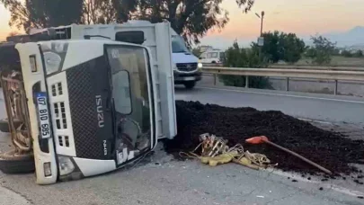 Manavgat’ta lastiği patlayan kamyonet devrildi: 3 yaralı