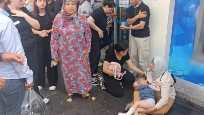 Manavgat’ta motosikletli kurye yaya geçidinde anne ve kızına çarptı: 3 yaralı