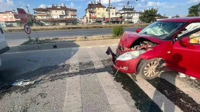 Manavgat’ta otomobil ile kamyonet çarpıştı: 1 yaralı