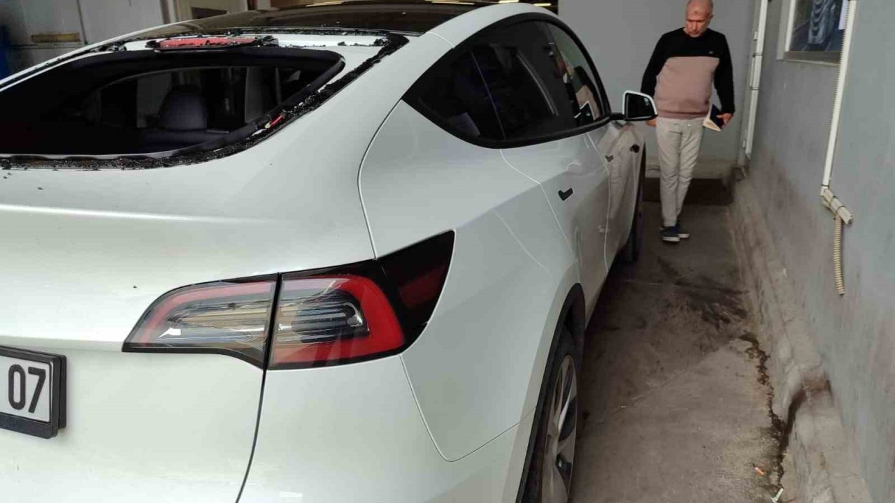 Serik’te dolu yağışı lüks otomobilin camlarını kırdı