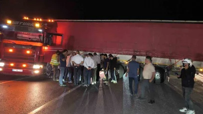 Tır sürücüsü direksiyon başında rahatsızlandı, yol trafiğe kapandı