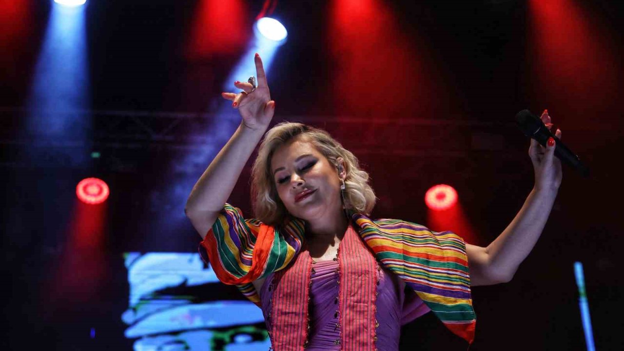 4. Uluslararası Antalya Yörük Türkmen Festivali’nde Funda Arar coşkusu