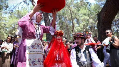 4. Uluslararası Yörük Türkmen Festivali’nde genç çifte yörük gelenekleriyle kına töreni