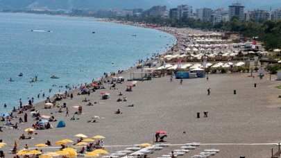 Antalya’da sıcaktan bunalanlar, Konyaaltı Sahili'ne akın etti