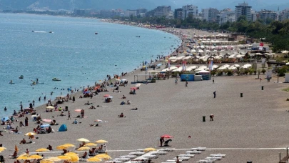 Antalya’da sıcaktan bunalanlar, Konyaaltı Sahili'ne akın etti