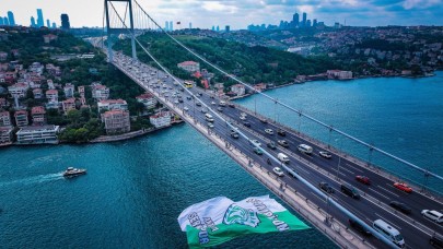 Serik Spor bayrağı FSM Köprüsü'ne asıldı