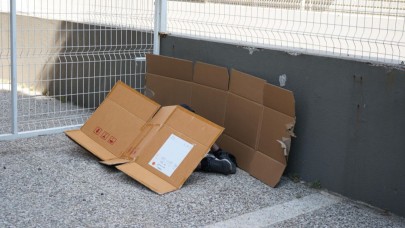 Yol kenarında erkek cesedi bulundu