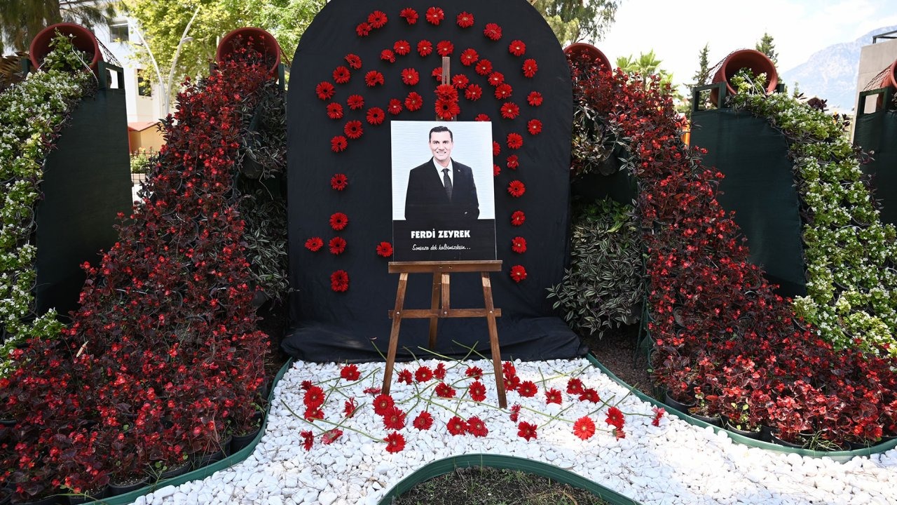 Kemer'de Başkan Zeyrek için anma alanı