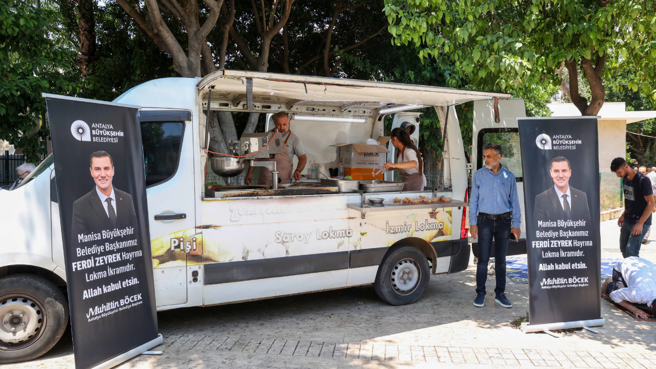 Antalya Büyükşehir Belediyesi’nden Ferdi Zeyrek için lokma dağıtımı