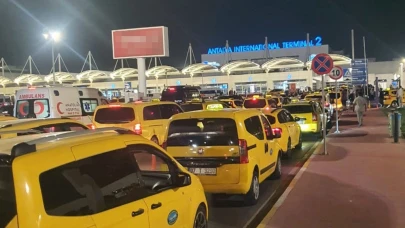 ANTALYA Havalimanı'nda taksiciler iş bıraktı