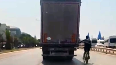 Antalya'da TIR'ın arkasına tutunan bisikletlinin tehlikeli yolculuğu