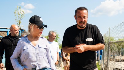 Ajda Pekkan’dan HEPAD’a ziyaret; hayvanseverlere sahiplenme çağrısında bulundu