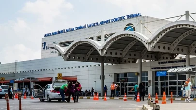 Antalya Havalimanında şok! Yüzlerce uçağın inip kalktığı havalimanında çatı çöktü!