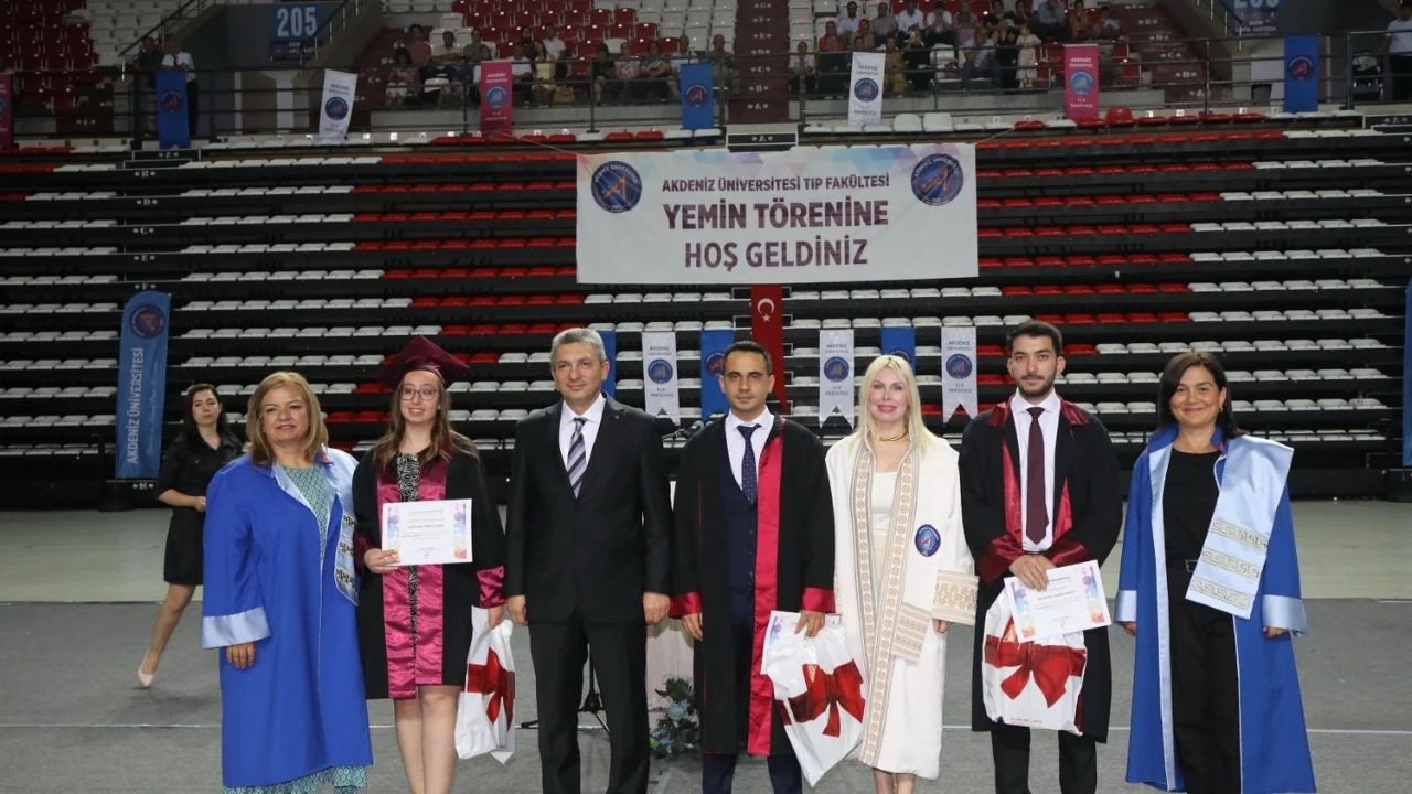 AÜ’de 289 hekim coşkuyla mezun oldu