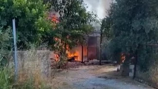 Antalya’da çıkan yangında ev ve traktör kül oldu
