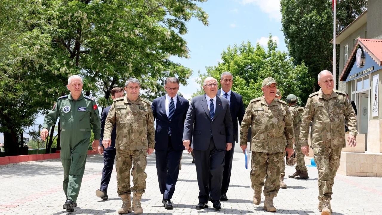 Bakan Güler ve TSK komuta kademesi İran sınırında