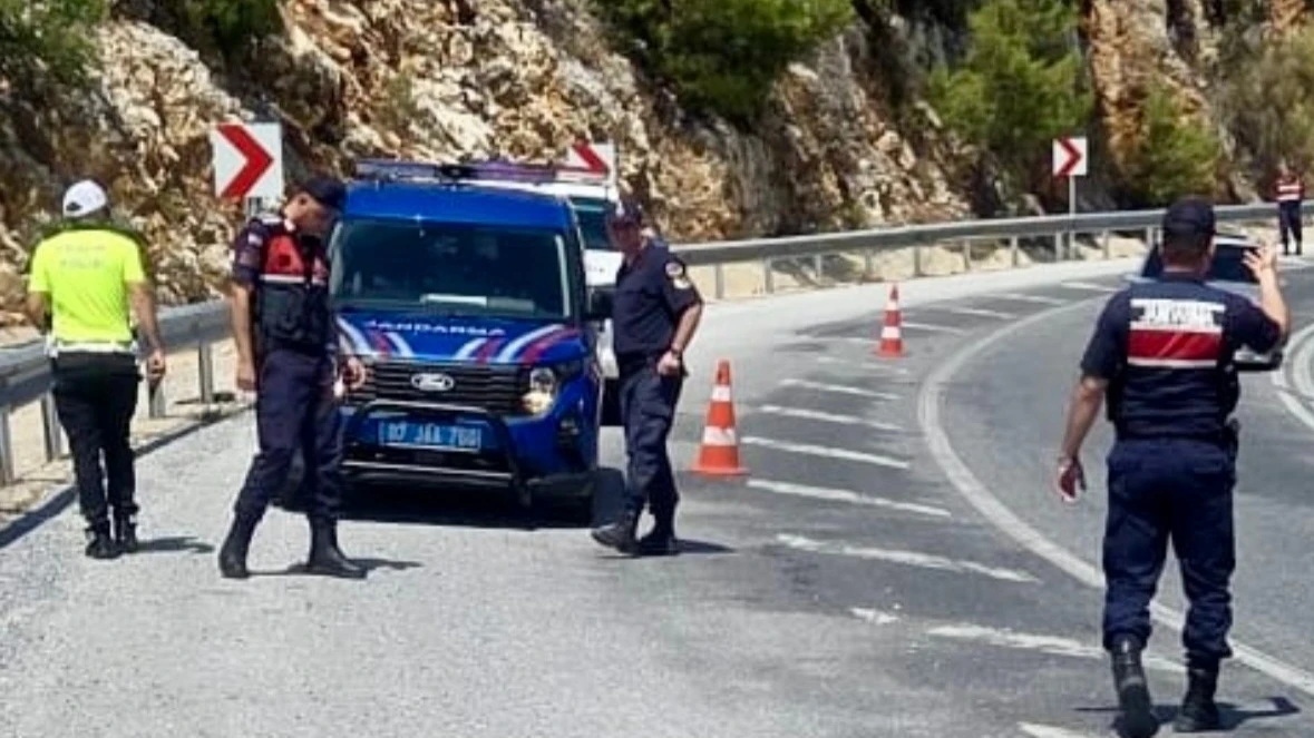 Antalya’da motosiklet devrildi, sürücü yaralandı