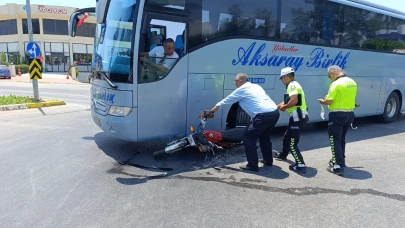 Yolcu otobüsüyle çarpışan motosikletli, lastiğin altında kalmaktan son anda kurtuldu