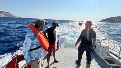 Antalya’da arızalanan teknedeki 2 kişinin imdadına Sahil Güvenlik ekipleri yetişti