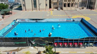 Kırsaldaki çocuklara portatif yüzme havuzu