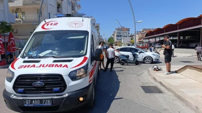 Otomobilin çarptığı motosikletli, havaya fırlayıp camın üzerine düştü