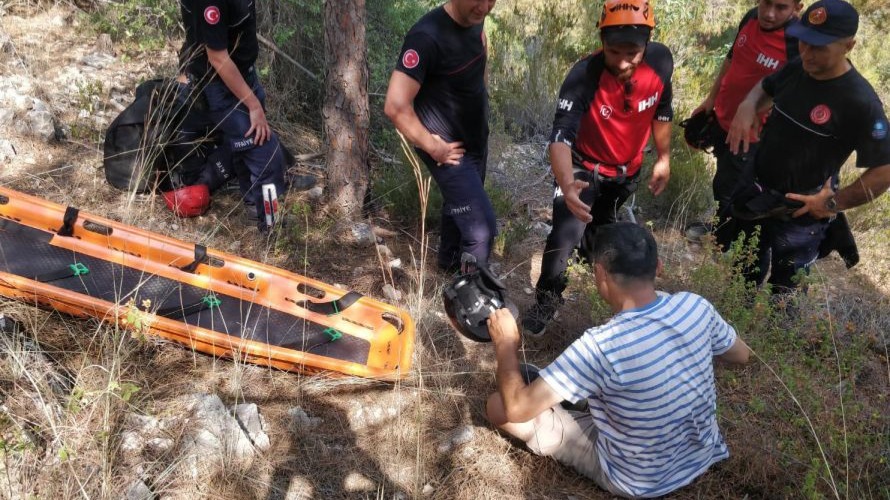 Ormanlık alana düşen yamaç paraşütü pilotu yaralandı