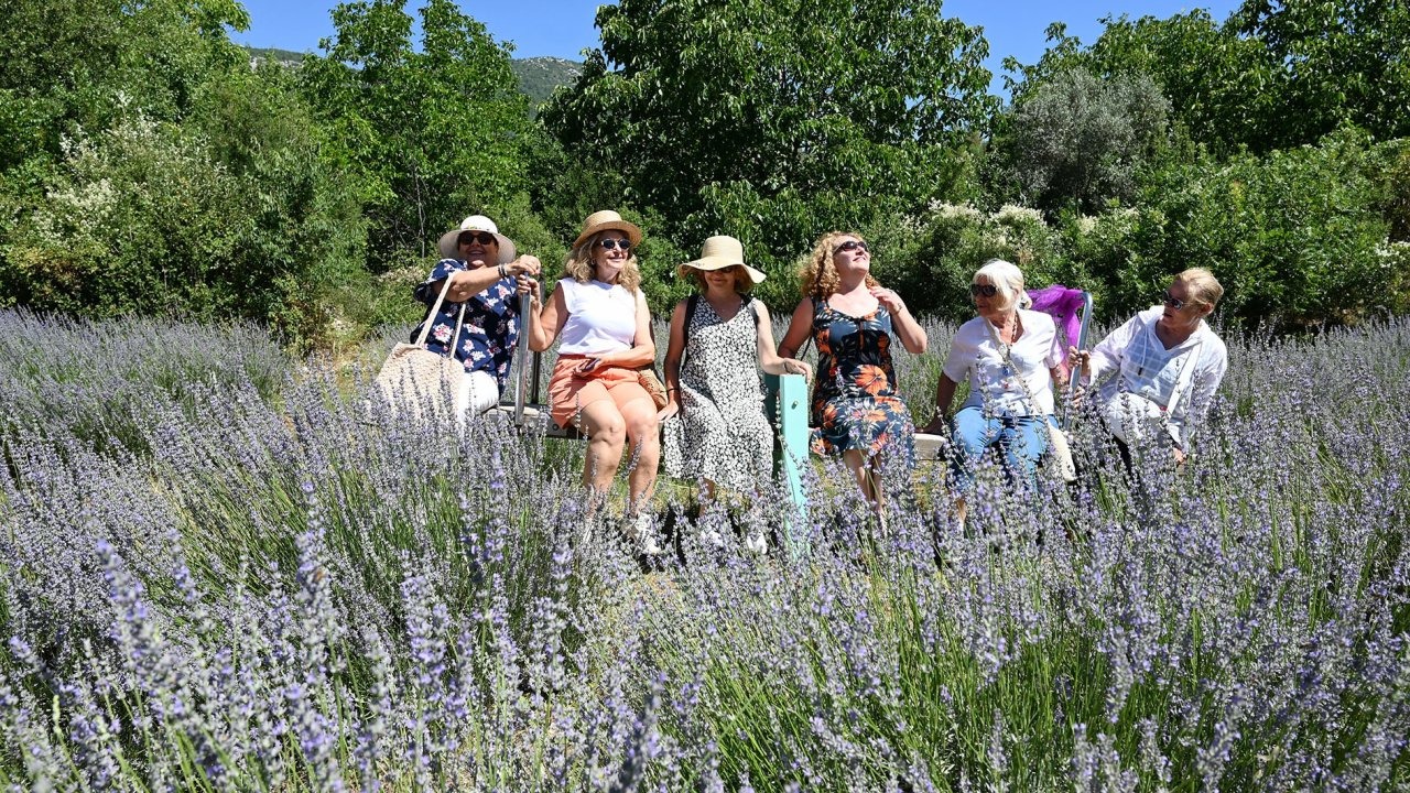 Kemer'de 'Mor turizm' başladı