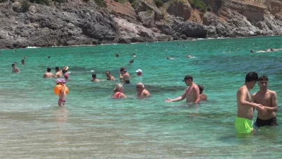 Alanya’da aşırı sıcaklar sahilleri doldurdu