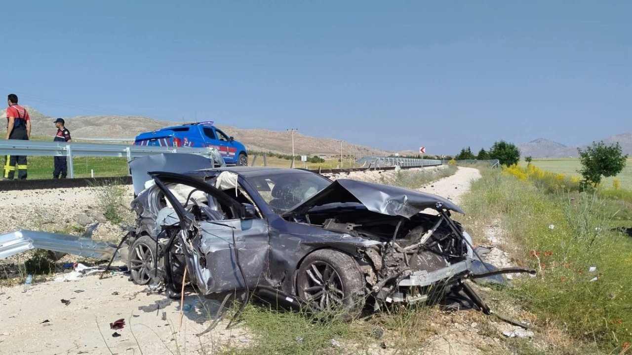 Antalya-Denizli karayolunda kontrolden çıkan otomobil şarampole düştü,3 yaralı