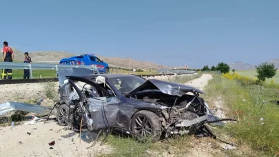 Antalya-Denizli karayolunda kontrolden çıkan otomobil şarampole düştü,3 yaralı