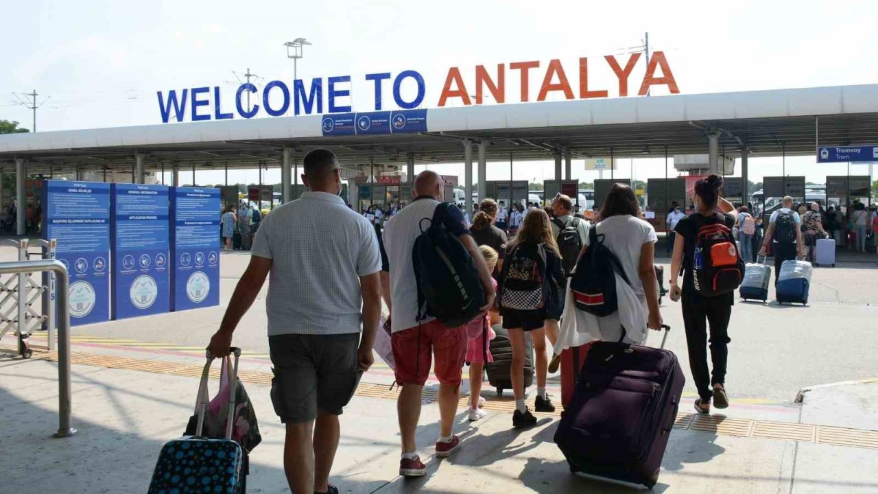 Antalya Havalimanı bayramda rekor kırdı