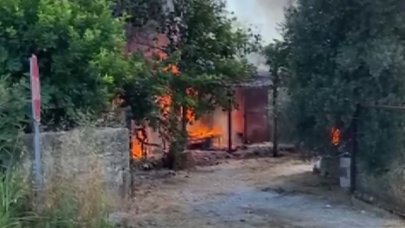 Antalya’da çıkan yangında ev ve traktör kül oldu