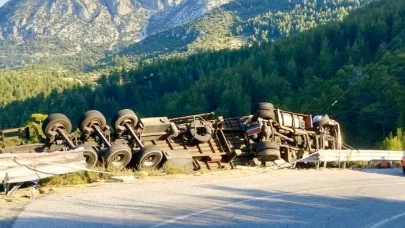Antalya’da demir profil yüklü tır devrildi: 1 ölü