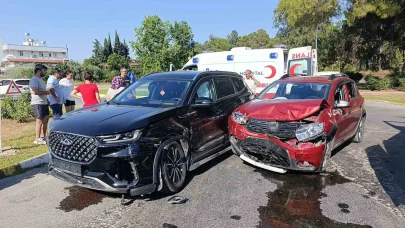 Antalya’da iki otomobil çarpıştı: 7 yaralı