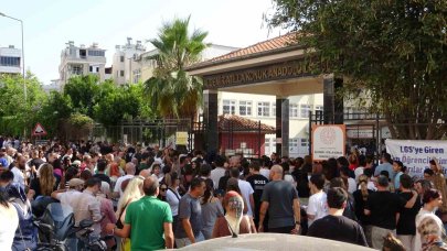 Antalya’da LGS sınavı öğrenciler kadar velileri de heyecanlandırdı