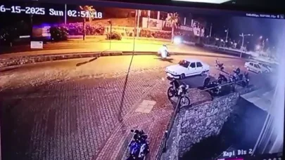 Antalya’da motosikletli gençleri hayattan koparan kaza kamerada