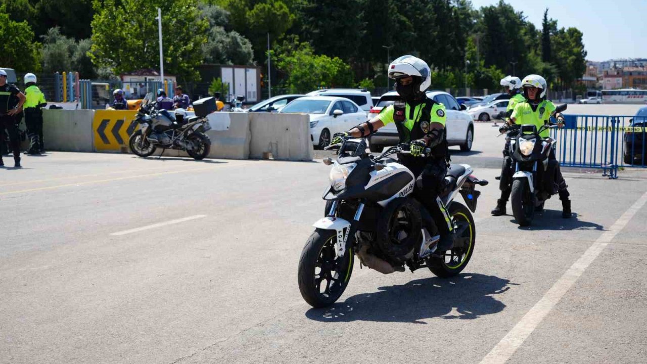 Antalya’da motosikletli polis timlerine güvenli sürüş eğitimi
