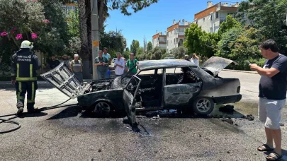 Antalya’da seyir halindeyken alev alan Tofaş otomobil kullanılamaz hale geldi