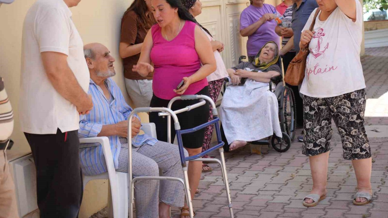 Antalya’da yangın paniği, apartman dumanla kaplandı, yaşlı çift kurtarıldı