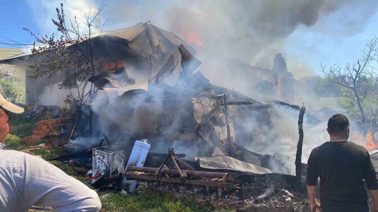 Antalya’da yaşlı çiftin evi yandı, iki kurbanlığı telef oldu