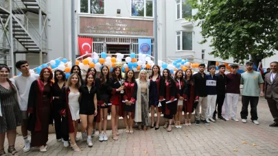 AÜ Sağlık Hizmetleri MYO öğrencileri mezun oldu