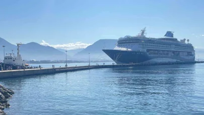 Bahama bandıralı kruvaziyer Alanya’ya demirledi