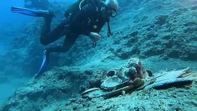 Bakan Ersoy, Akdeniz’in 2 bin yıllık su altı hazinesine dalış yaptı