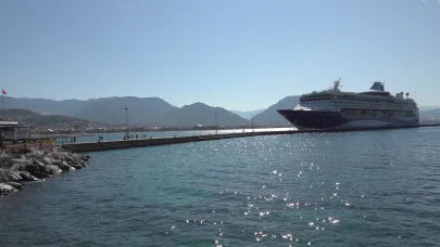 Bin 794 yolcu 740 mürettebatlı dev gemi Alanya’ya iskelesine demirledi