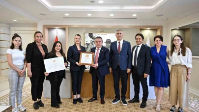 Cittaslow Fikir Maratonu ödülü Başkan Böcek’e takdim edildi