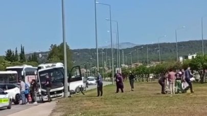 Freni patlayan minibüs önündeki araca ve aydınlatma direğine çarptı: 4 yaralı
