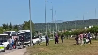 Freni patlayan minibüs önündeki araca ve aydınlatma direğine çarptı: 4 yaralı