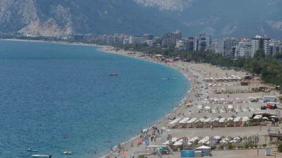Güneşi gören Antalyalılar Konyaaltı Sahili’ni doldurdu
