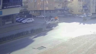 Hafif ticari araçla çarpışan motosiklet sürücüsü ve yolcu ölümden döndü