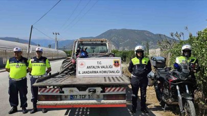 Jandarma denetimlerinde 98 motosiklet trafikten men edildi